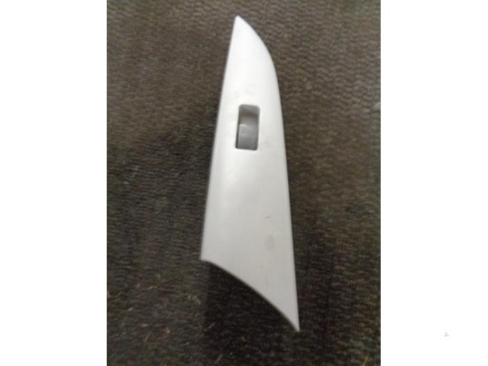 Usados Interruptor de ventanilla eléctrica Mazda 3 Sport (BK) 1.3i 16V Precio € 15,00 Norma de margen ofrecido por Westerhof autodemontage