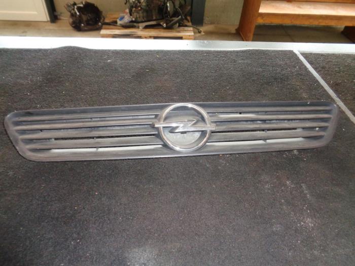 Używane Grill Opel Astra G (F08/48) Cena € 10,00 Procedura marży oferowane przez Westerhof autodemontage