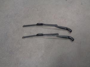 Used Front wiper arm BMW Mini One/Cooper (R50) 1.6 16V Cooper Price € 10,00 Margin scheme offered by Westerhof autodemontage