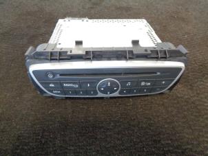 Używane Radioodtwarzacz CD Renault Twingo II (CN) 1.2 16V Cena € 50,00 Procedura marży oferowane przez Westerhof autodemontage