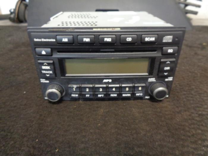Radio CD player from a Kia Sorento I (JC) 3.5 V6 24V 2007