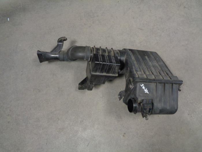 Begagnade Luftfilterhus Suzuki Swift (ZA/ZC/ZD1/2/3/9) 1.3 VVT 16V Pris € 30,00 Marginaltabell erbjuds av Westerhof autodemontage