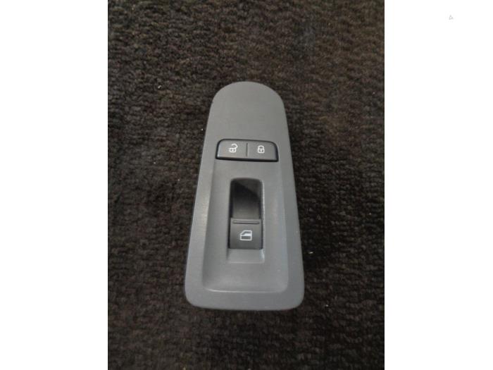 Usados Interruptor de ventanilla eléctrica Volkswagen Up! (121) 1.0 12V 60 Precio € 15,00 Norma de margen ofrecido por Westerhof autodemontage