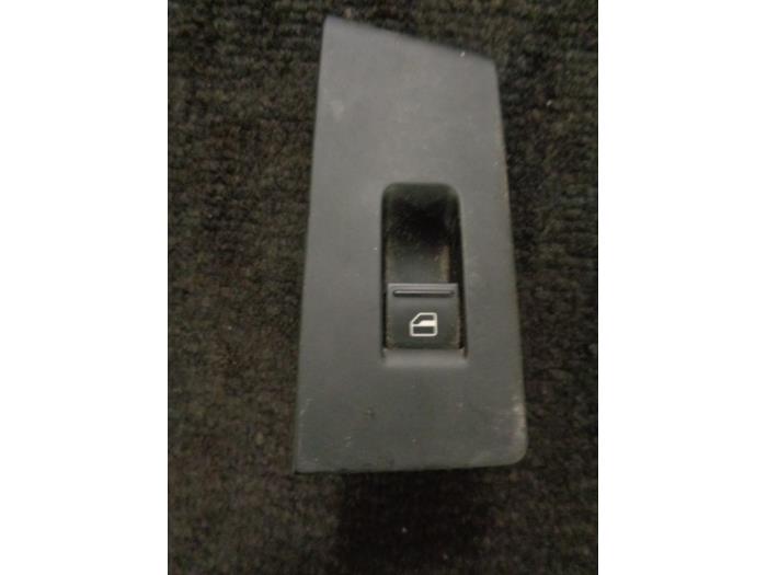 Usados Interruptor de ventanilla eléctrica Volkswagen Passat Variant (365) 2.0 TDI 16V 140 Precio € 10,00 Norma de margen ofrecido por Westerhof autodemontage