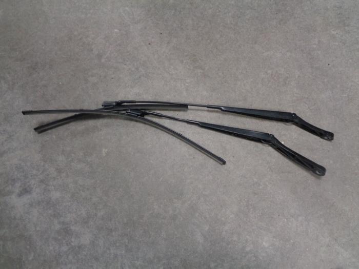 Windshield wiper blade arm