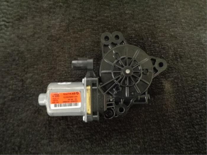 Usados Motor de ventanilla de puerta Hyundai i30 (PDEB5/PDEBB/PDEBD/PDEBE) 1.6 CRDi 16V VGT Precio € 25,00 Norma de margen ofrecido por Westerhof autodemontage