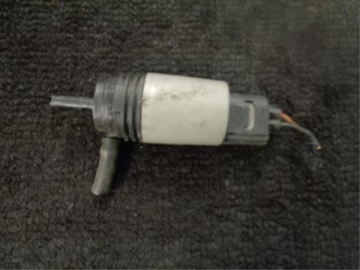 Windscreen washer pump from a BMW 1 serie (E87/87N) 118i 16V 2005