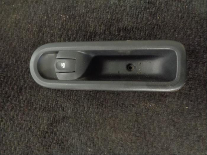 Usados Interruptor de ventanilla eléctrica Renault Twingo II (CN) 1.2 16V Precio € 10,00 Norma de margen ofrecido por Westerhof autodemontage