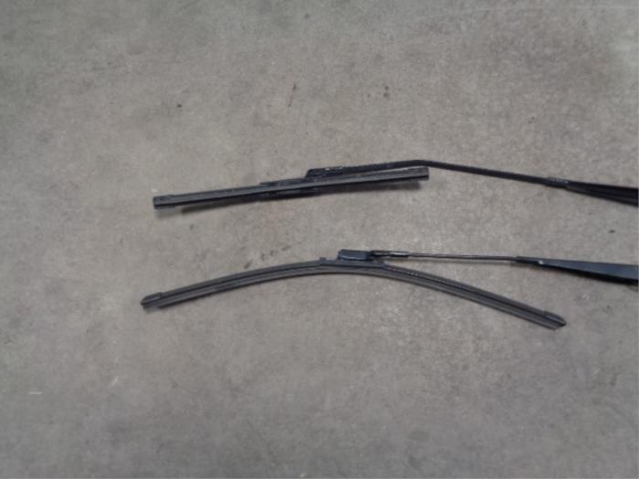 Front wiper arm from a Renault Twingo II (CN) 1.2 16V 2014