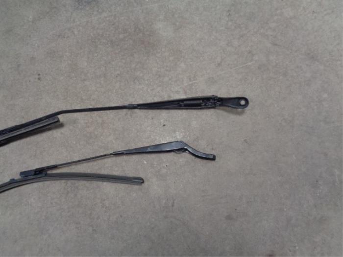 Front wiper arm from a Renault Twingo II (CN) 1.2 16V 2014