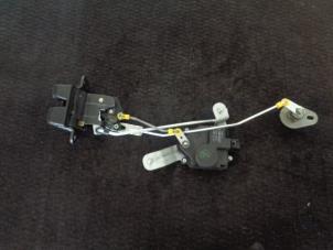 Used Tailgate lock mechanism Hyundai Getz 1.4i 16V Price € 25,00 Margin scheme offered by Westerhof autodemontage