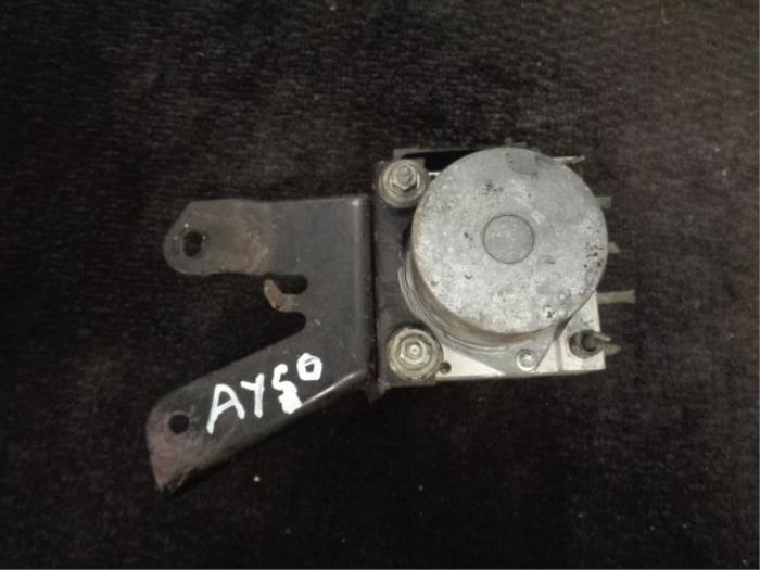Używane Pompa ABS Toyota Aygo (B10) 1.0 12V VVT-i Cena € 40,00 Procedura marży oferowane przez Westerhof autodemontage