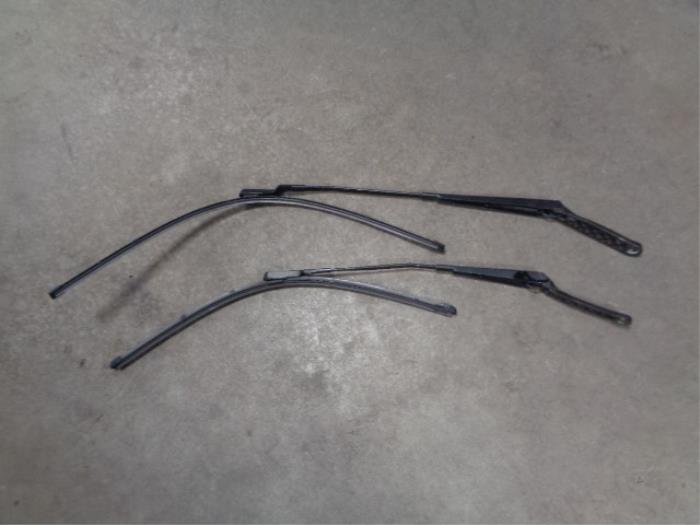 Windshield wiper blade arm