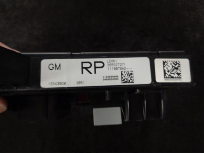 Fuse box from a Opel Astra J GTC (PD2/PF2) 2.0 CDTI 16V ecoFLEX 2011