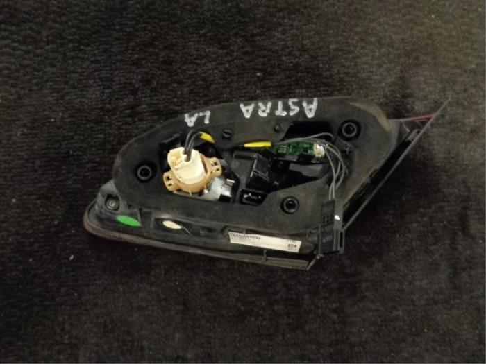 Luz trasera izquierda de un Opel Astra J GTC (PD2/PF2) 2.0 CDTI 16V ecoFLEX 2011