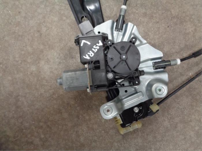 Window mechanism 2-door, front left from a Opel Astra J GTC (PD2/PF2) 2.0 CDTI 16V ecoFLEX 2011