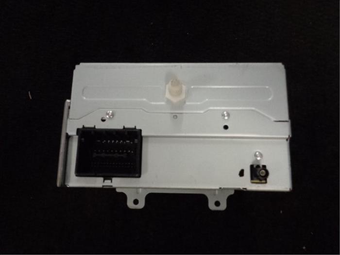 CD player from a Opel Astra J GTC (PD2/PF2) 2.0 CDTI 16V ecoFLEX 2011