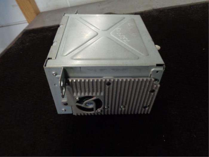 CD player from a Opel Astra J GTC (PD2/PF2) 2.0 CDTI 16V ecoFLEX 2011