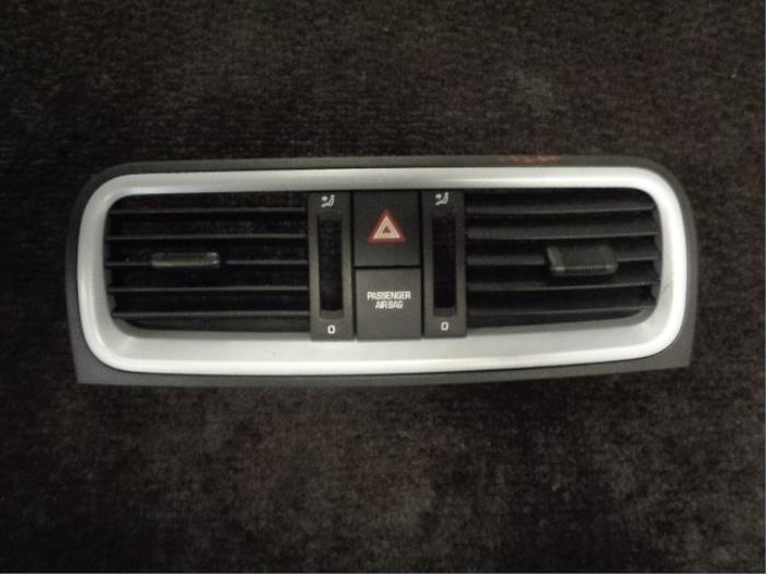 Dashboard vent from a Skoda Roomster (5J) 1.6 16V 2008