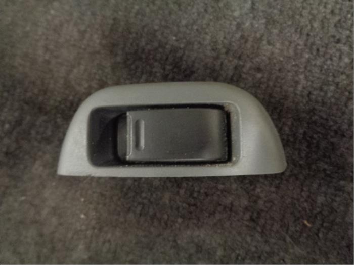 Usados Interruptor de ventanilla eléctrica Peugeot 107 1.0 12V Precio € 10,00 Norma de margen ofrecido por Westerhof autodemontage