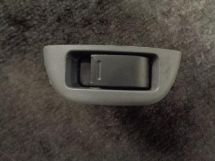 Electric window switch from a Peugeot 107 1.0 12V 2011