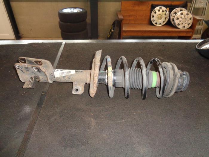 Fronts shock absorber, left from a Fiat Bravo (198A) 1.4 T-Jet 16V 120 2011