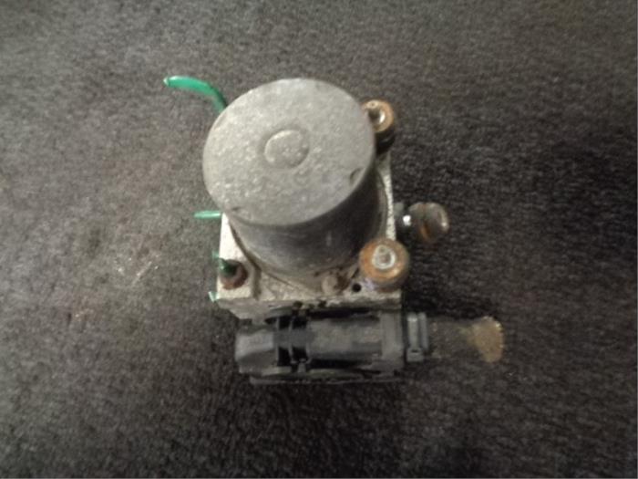 Używane Pompa ABS Opel Corsa C (F08/68) 1.2 16V Twin Port Cena € 40,00 Procedura marży oferowane przez Westerhof autodemontage