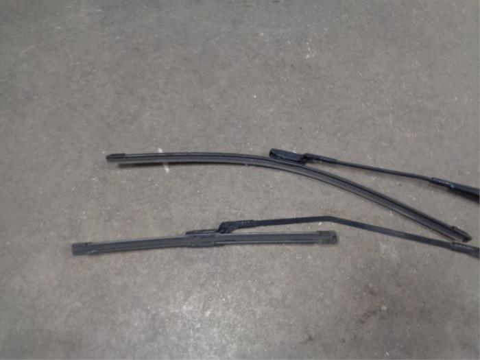 Front wiper arm from a Renault Twingo II (CN) 1.2 16V 2010