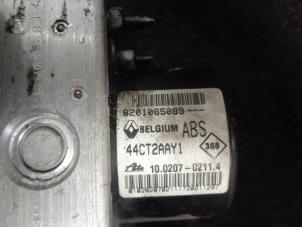 Pompa ABS z Renault Twingo II (CN) 1.2 16V 2010