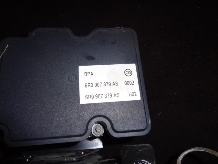 Używane Pompa ABS Volkswagen Polo V (6R) 1.2 12V Cena € 40,00 Procedura marży oferowane przez Westerhof autodemontage