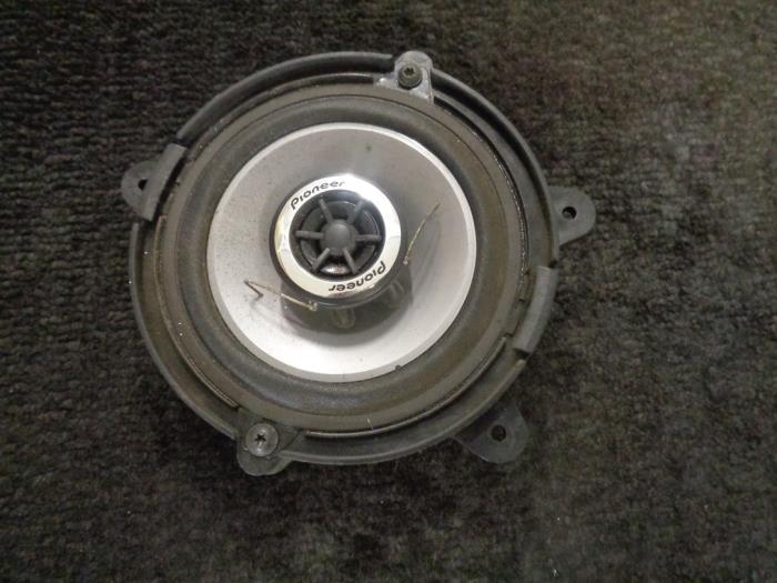 Speaker from a Renault Twingo II (CN) 1.2 16V 2010