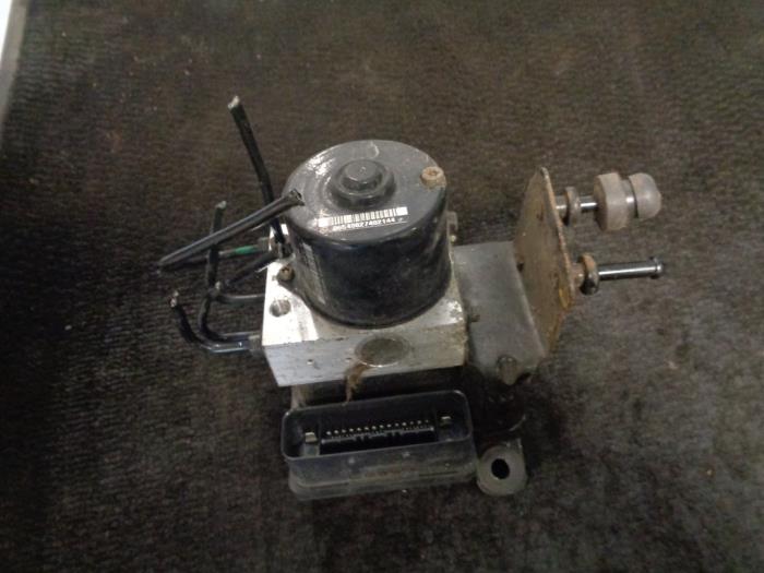 ABS Pumpe van een Volkswagen Polo IV (9N1/2/3) 1.4 16V 2004