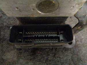 ABS Pumpe van een Volkswagen Polo IV (9N1/2/3) 1.4 16V 2004