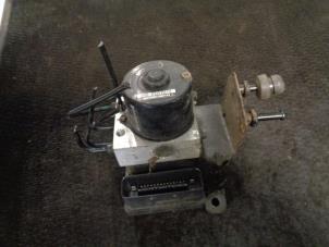 ABS Pumpe van een Volkswagen Polo IV (9N1/2/3) 1.4 16V 2004