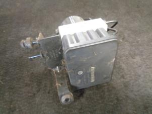 ABS Pumpe van een Volkswagen Polo IV (9N1/2/3) 1.4 16V 2004