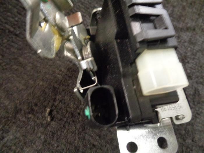 Mecanismo de cierre del portón trasero de un Mitsubishi Colt (Z2/Z3) 1.1 12V 2012