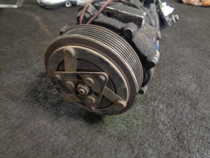 Air conditioning pump from a Volvo V50 (MW) 1.6 D 16V 2010