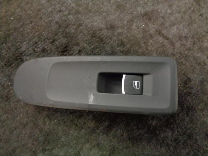 Usados Interruptor de ventanilla eléctrica Volkswagen Golf VI Variant (AJ5/1KA) 1.4 TSI 122 16V Precio € 10,00 Norma de margen ofrecido por Westerhof autodemontage