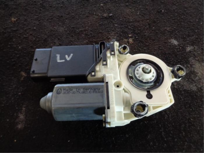 Usados Motor de ventanilla de puerta Volkswagen Golf IV (1J1) 1.6 FSI 16V Precio € 20,00 Norma de margen ofrecido por Westerhof autodemontage