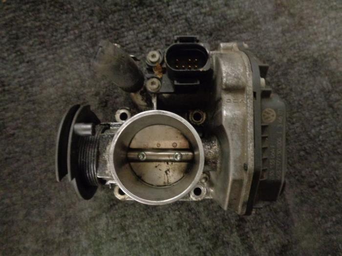 Throttle body from a Volkswagen Golf IV (1J1) 1.4 16V 1998