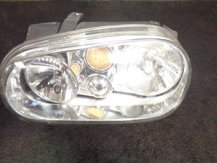 Używane Reflektor lewy Volkswagen Golf IV (1J1) 1.4 16V Cena € 30,00 Procedura marży oferowane przez Westerhof autodemontage