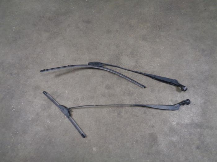 Front wiper arm from a Ford Ka II 1.2 2010