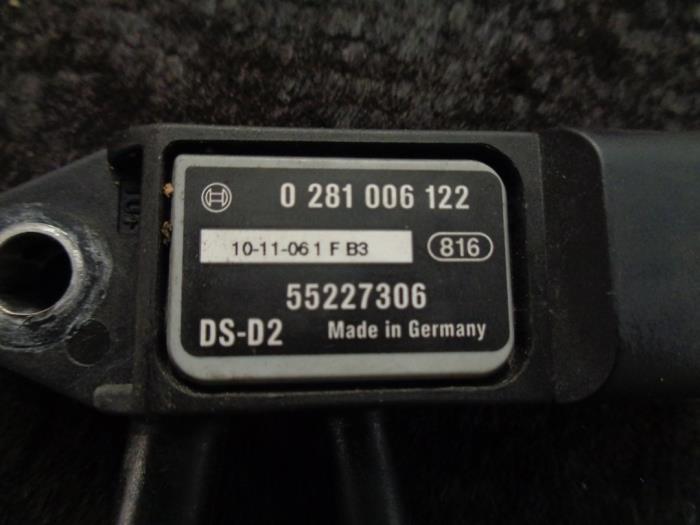 Fuel pressure sensor from a Fiat Punto Evo (199) 1.3 JTD Multijet 85 16V Euro 5 2010
