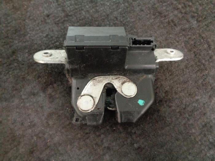 Tailgate lock mechanism from a Fiat Punto Evo (199) 1.3 JTD Multijet 85 16V Euro 5 2010