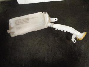 Used Front windscreen washer reservoir Renault Clio III (BR/CR) 1.2 16V 75 Price € 10,00 Margin scheme offered by Westerhof autodemontage