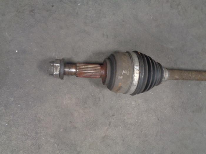 Front drive shaft, left from a Renault Clio III (BR/CR) 1.2 16V 75 2012