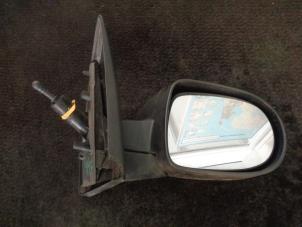Used Wing mirror, right Renault Clio III (BR/CR) 1.2 16V 75 Price € 25,00 Margin scheme offered by Westerhof autodemontage