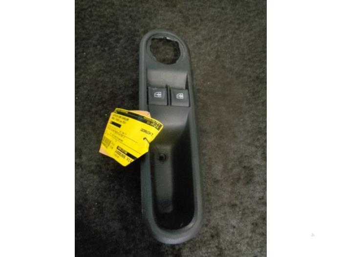 Usados Interruptor de ventanilla eléctrica Renault Twingo III (AH) 1.0 SCe 70 12V Precio € 10,00 Norma de margen ofrecido por Westerhof autodemontage
