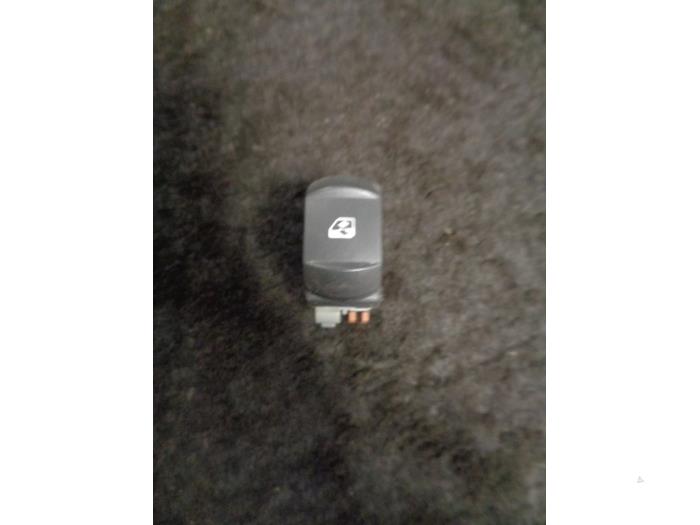 Usados Interruptor de ventanilla eléctrica Renault Clio III (BR/CR) 1.4 16V Precio € 10,00 Norma de margen ofrecido por Westerhof autodemontage