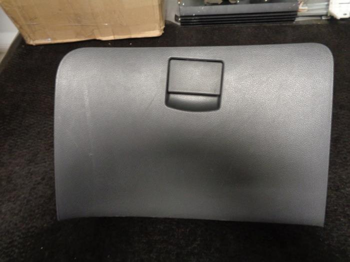 Gebrauchte Handschuhfach Chevrolet Spark (M300) 1.0 16V Preis € 25,00 Margenregelung angeboten von Westerhof autodemontage